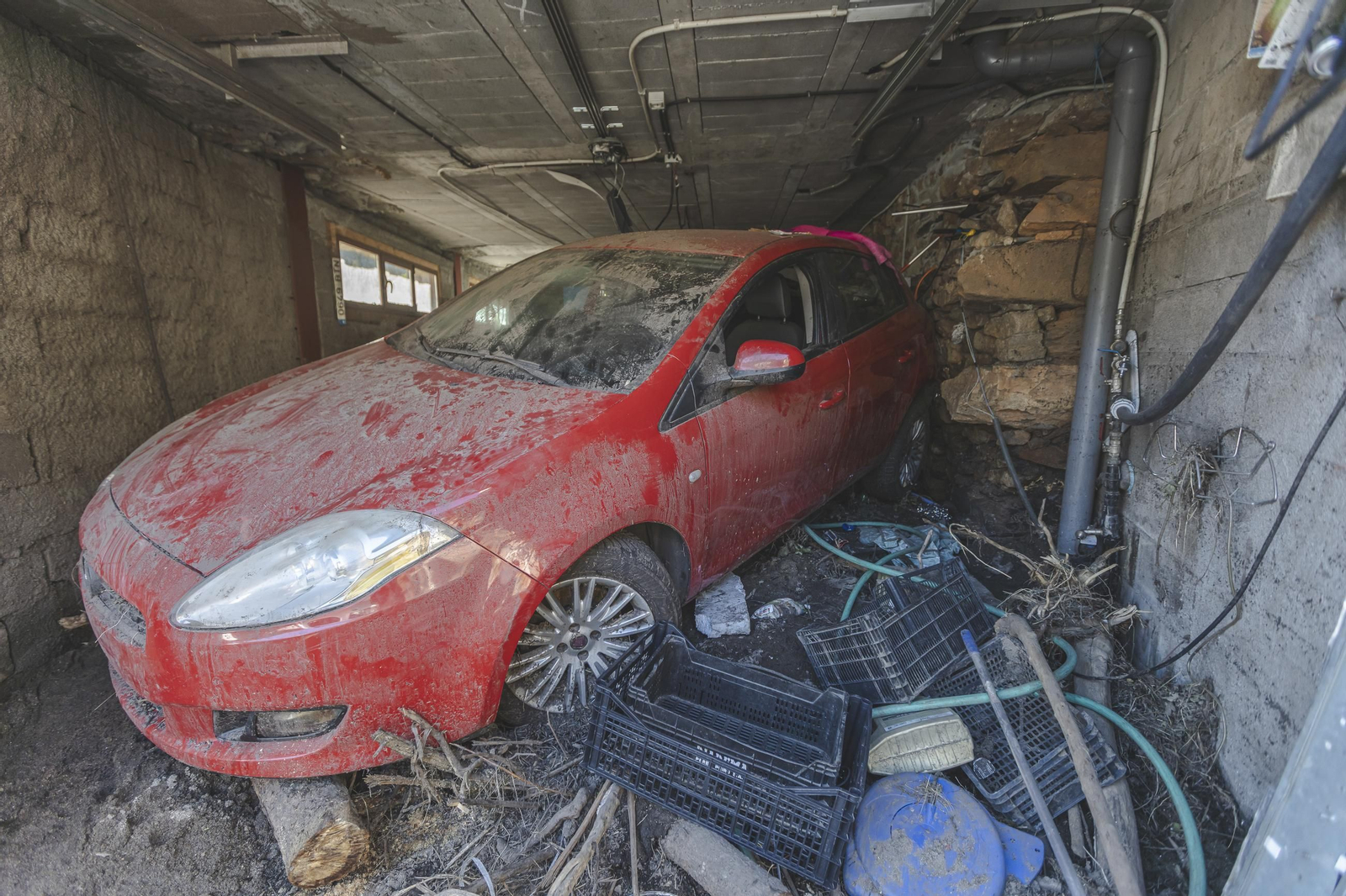 Galería | La huella del desastre dejado por la riada en A Bouza y acentuado por la parálisis, en fotos
