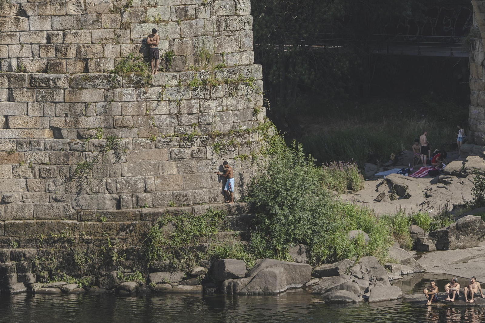 Galería | Chapuzones de alto riesgo desde el Puente Viejo al Miño, en fotos