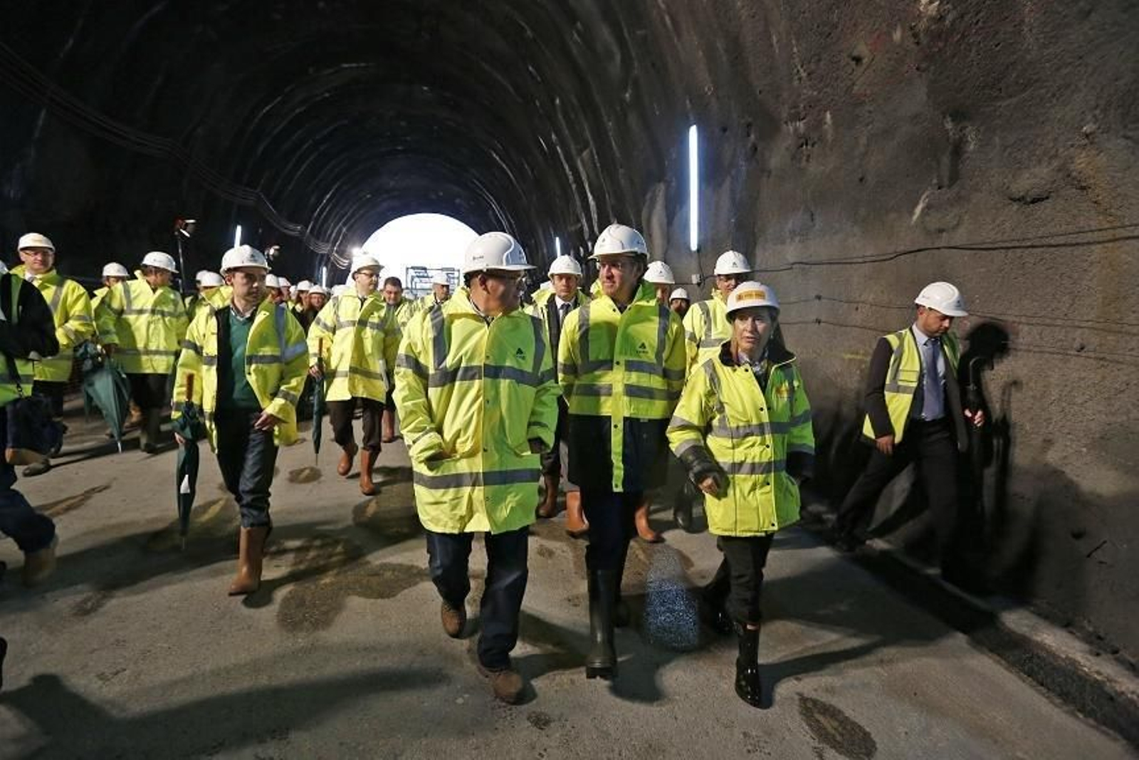 A Gudiña. 13-10-14. Provincia. Visita da Ministra Ana Pastor ós  túneles das obras do Ave na zona de Vilariño, A Gudiña e A Mezquita. Na foto a visita ó túnel de Espiño en Vilariño de Conso
Foto: Xesús Fariñas