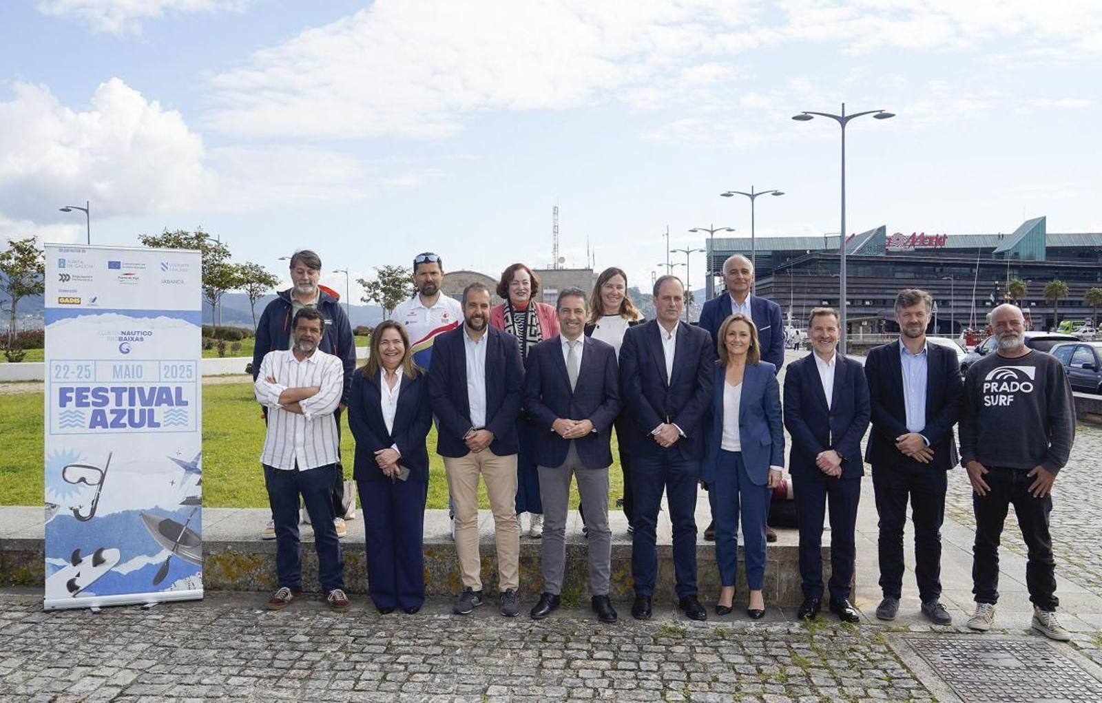 Foto de familia con Botana, el conselleiro Villares y Luisa Sánchez, entre otros organizadores.