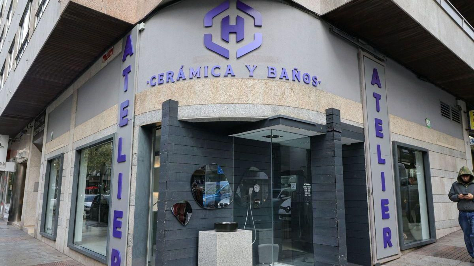 Atelier Baños cuenta con dos tiendas en Vigo, en Ángel de Lema y Marina (Teis) y en calle Regueiro (Gran Vía).