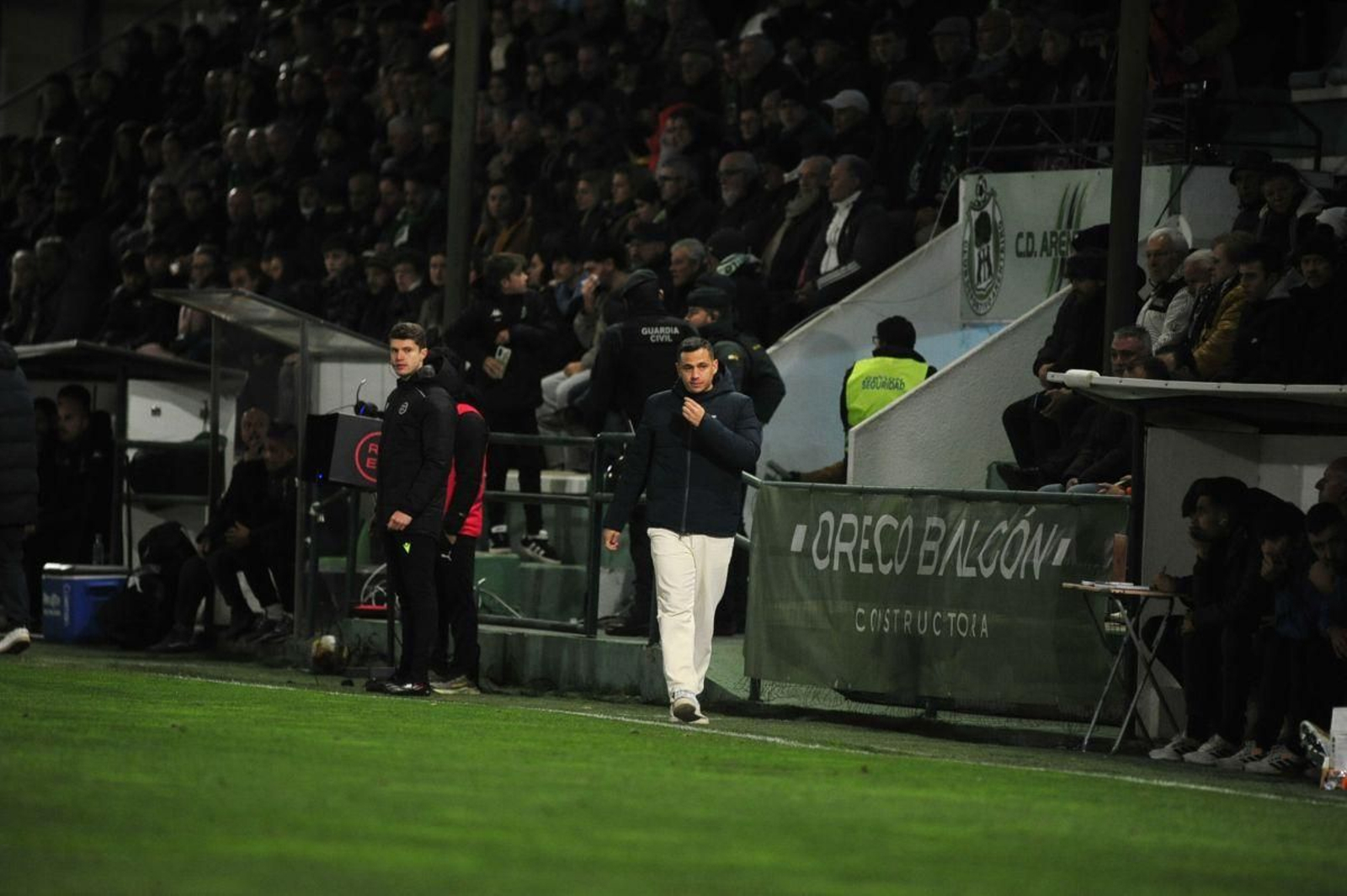 El entrenador del Ourense CF, Dani Llácer. durante el partido frente al Arenteiro