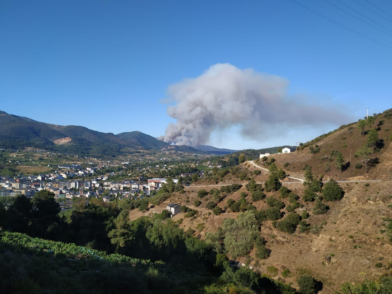 La columna de humo se hacía ver desde buena parte de la comarca. // (José Cruz)