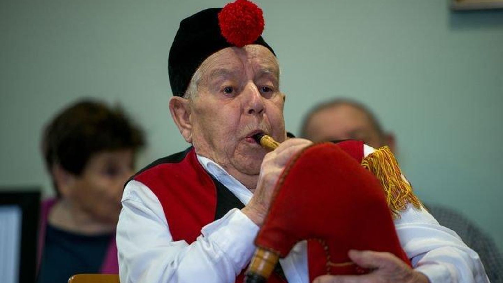 VILAMARÍN (RESIDENCIA SANTIAGO APÓSTOL). 09/11/2017. OURENSE. Manuel Ogando, de 95 años de edad, toca unas piezas musicales con la gaita galega para los presentes. FOTO: ÓSCAR PINAL