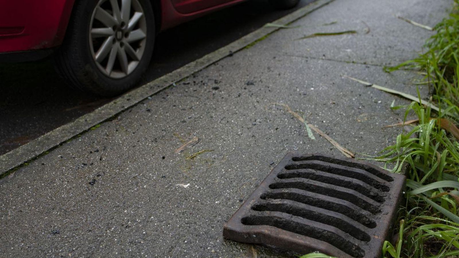 Una de las alcantarillas utilizadas, ayer en la calle Castilla.