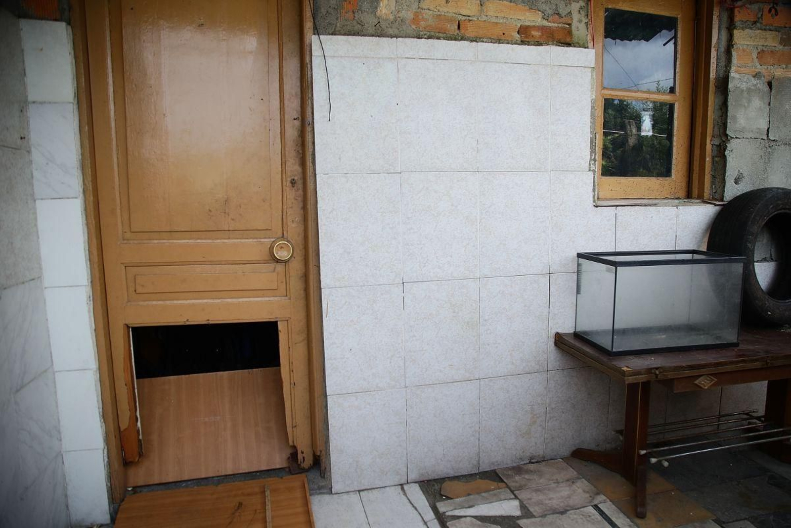 Estado en el que dejaron una vivienda que, según los vecinos, estuvo okupada en Barrocás.