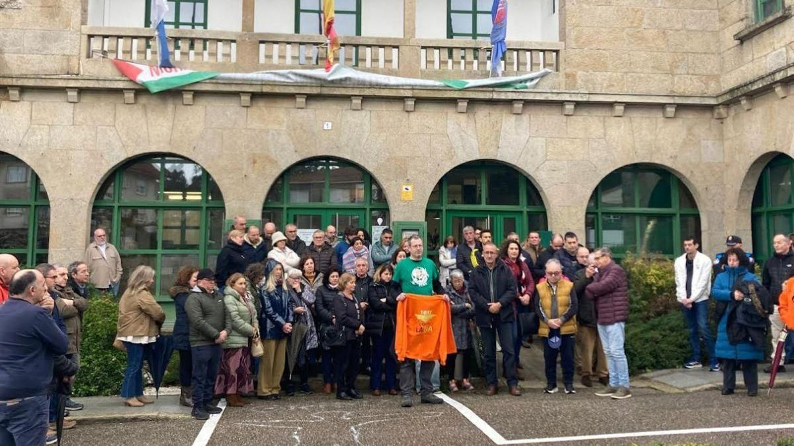La corporación, funcionarios, amigos y vecinos se reunieron ayer para recordar a Susi Seoane.