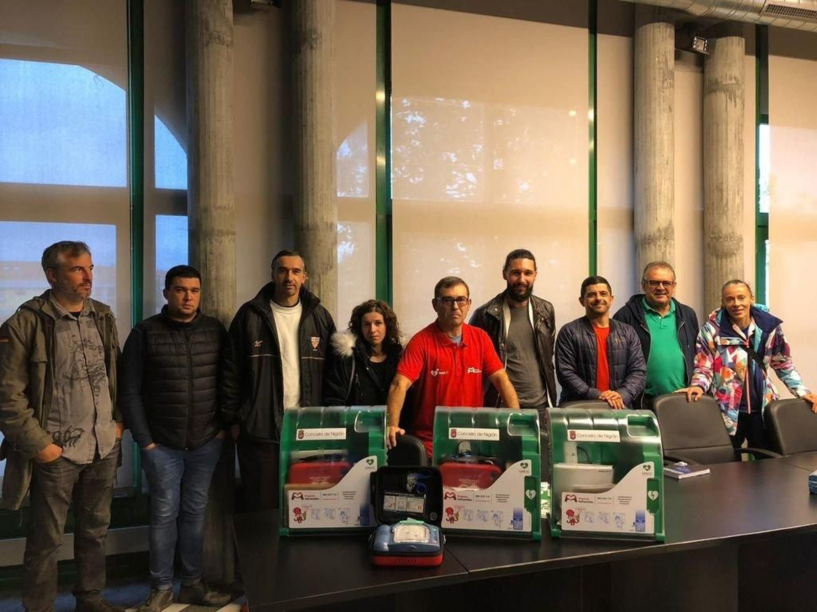 Presentación dos tres desfibriladores para Condomínguez, San Pedro e Panxón.