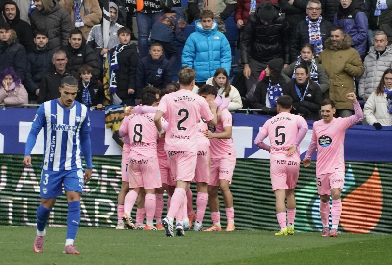 Los jugadores del Celta celebran el tanto de Iago Aspas de penalti, que acabó por dar los tres puntos a los célticos.