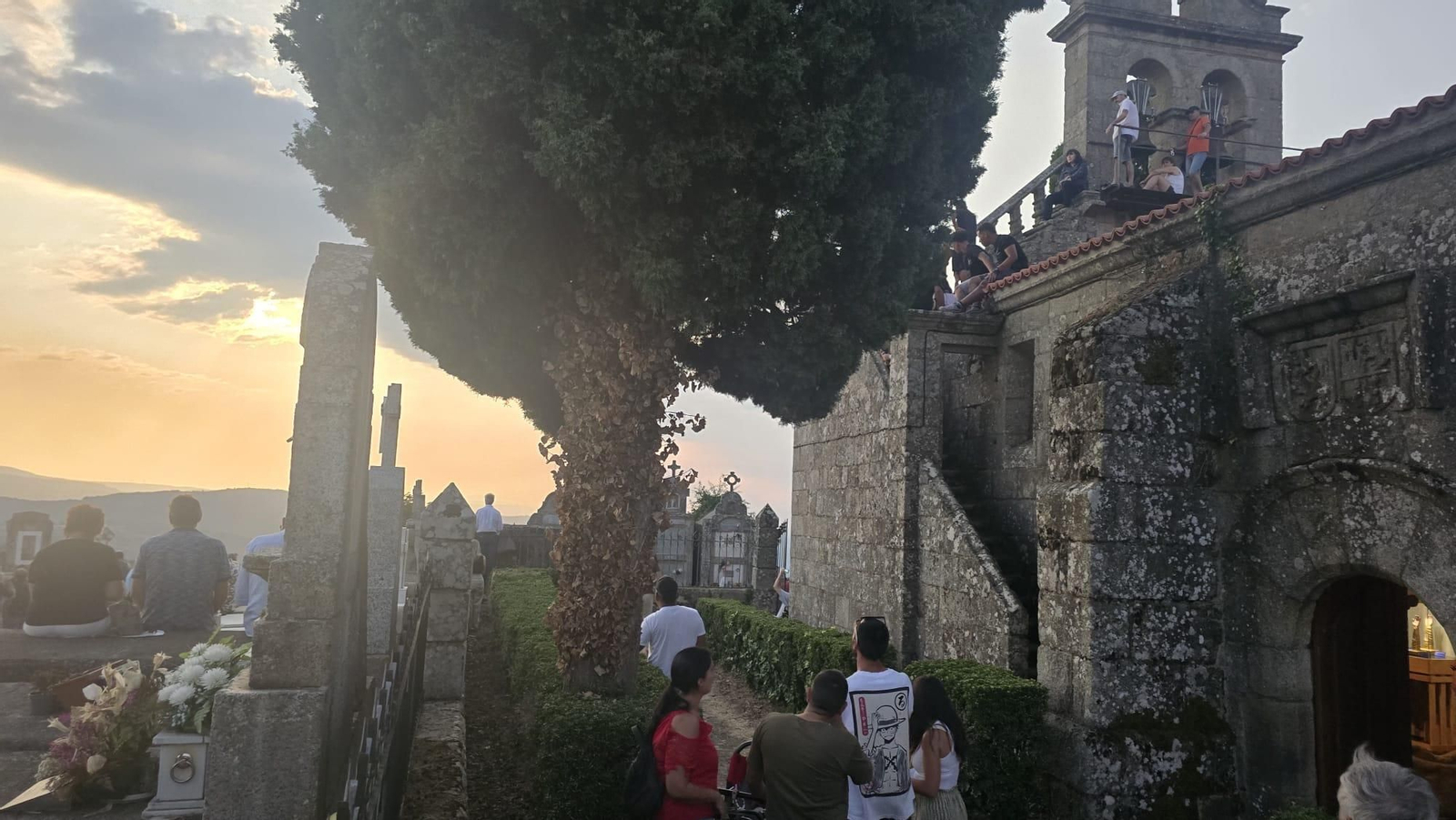 Galería | Un cementerio para mirar al cielo: un silencioso mirador para el eclipse total solar