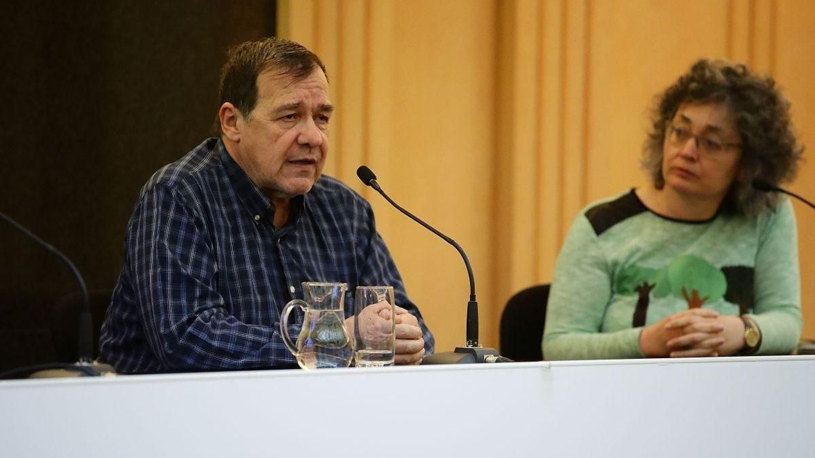 Jorge Carrillo, protagonista del Foro La Región, junto a Celia Pereira, presentadora del ponente.