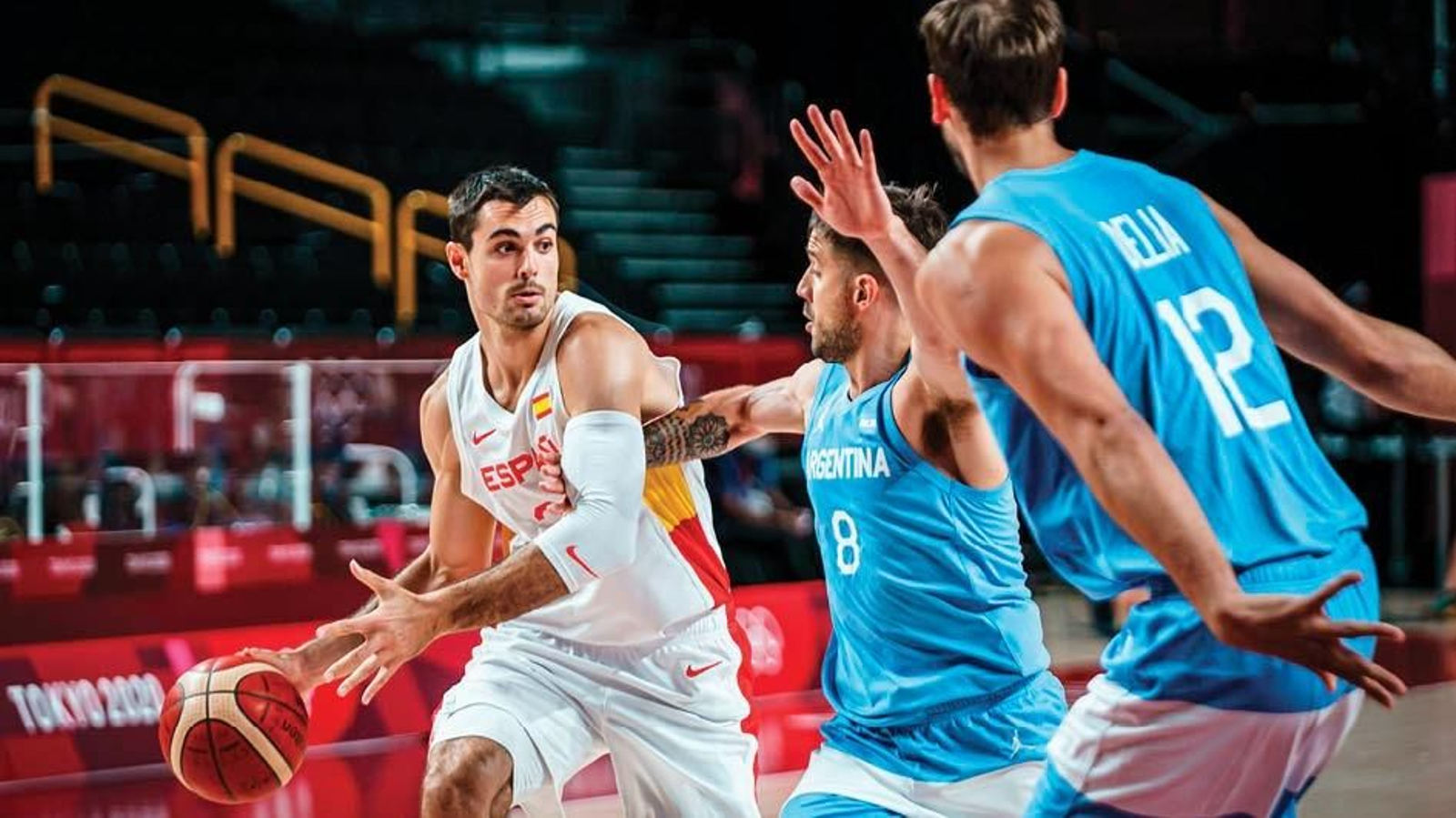 El vigués Alberto Abalde lleva el balón en ataque en un momento del partido contra Argentina.
