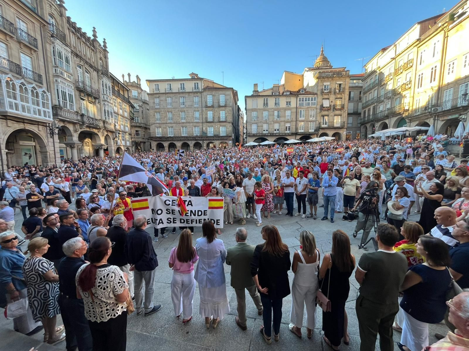 Galería | Ourense se suma al apoyo a Ceuta con una concentración en la Praza Maior por su día oficial, en fotos