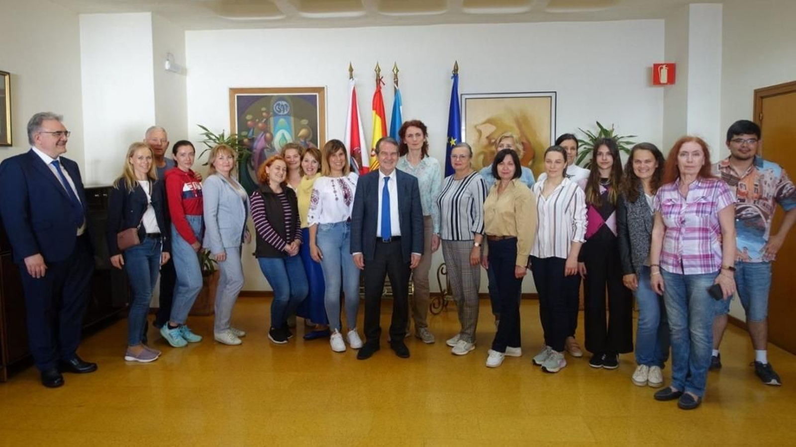 Abel Caballero con miembros de la nueva asociación entre los que se encuentra Marta Skyba.