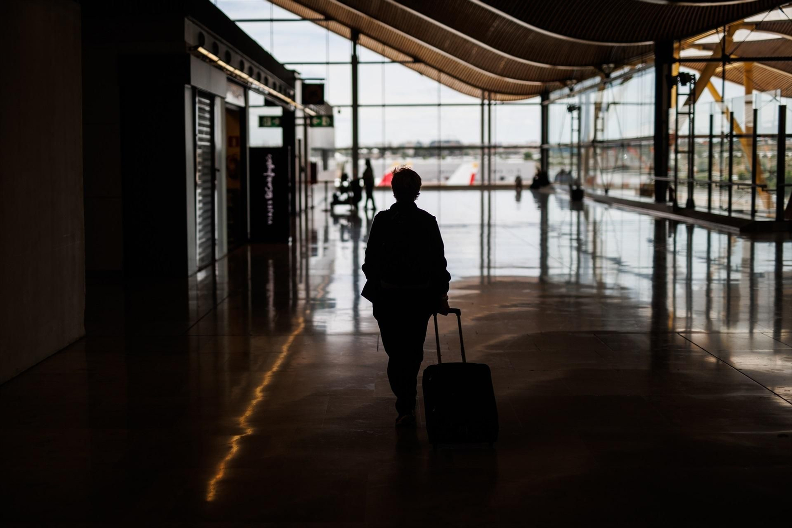 Una mujer en el aeropuerto de Madrid