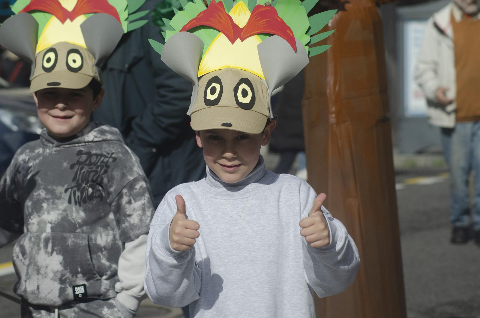 Los niños animan las calles de Ribadavia con el desfile escolar de Entroido