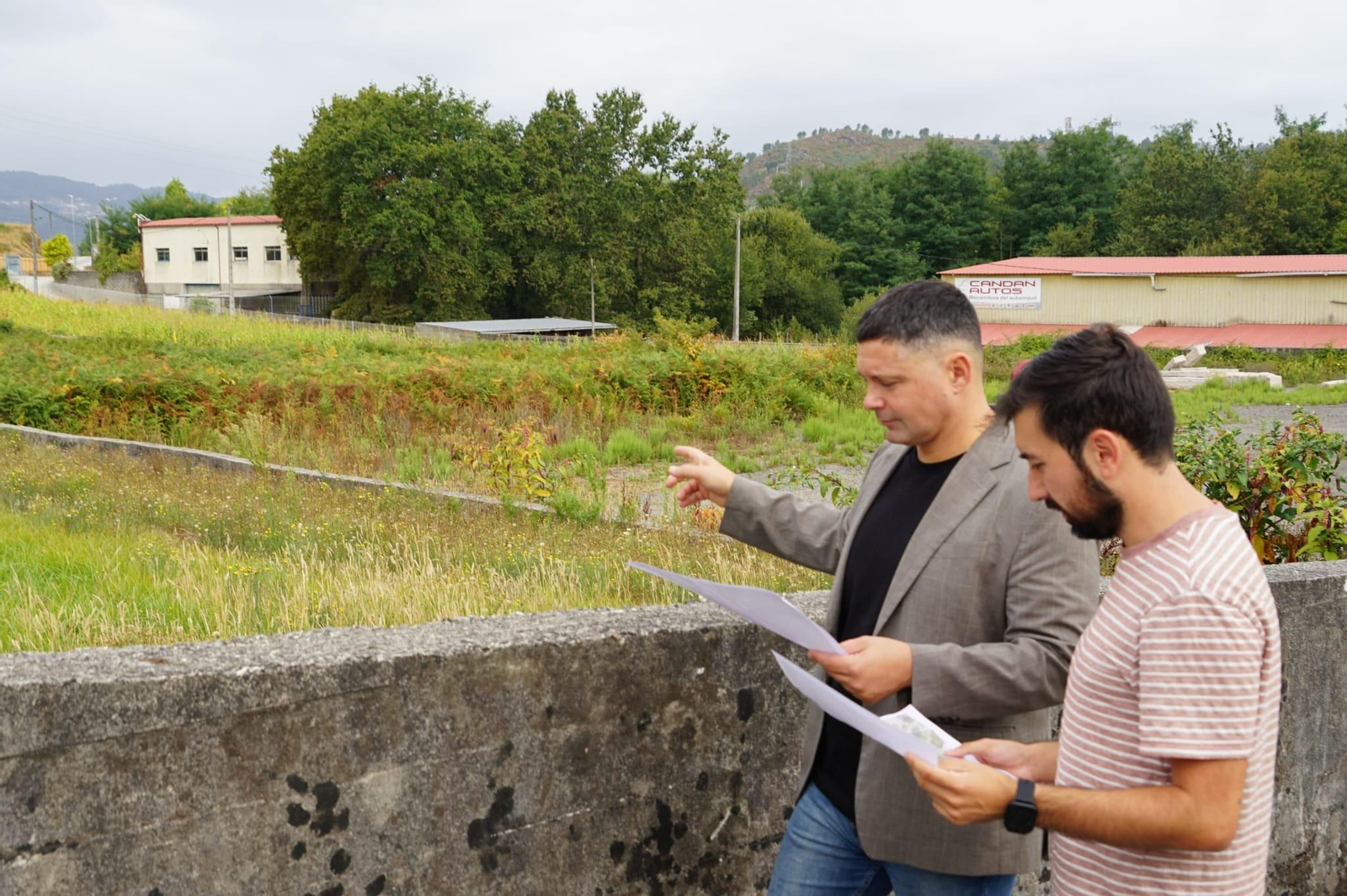 El alcalde, Manu Lourenzo, en la zona donde se construirá el ecoparque.