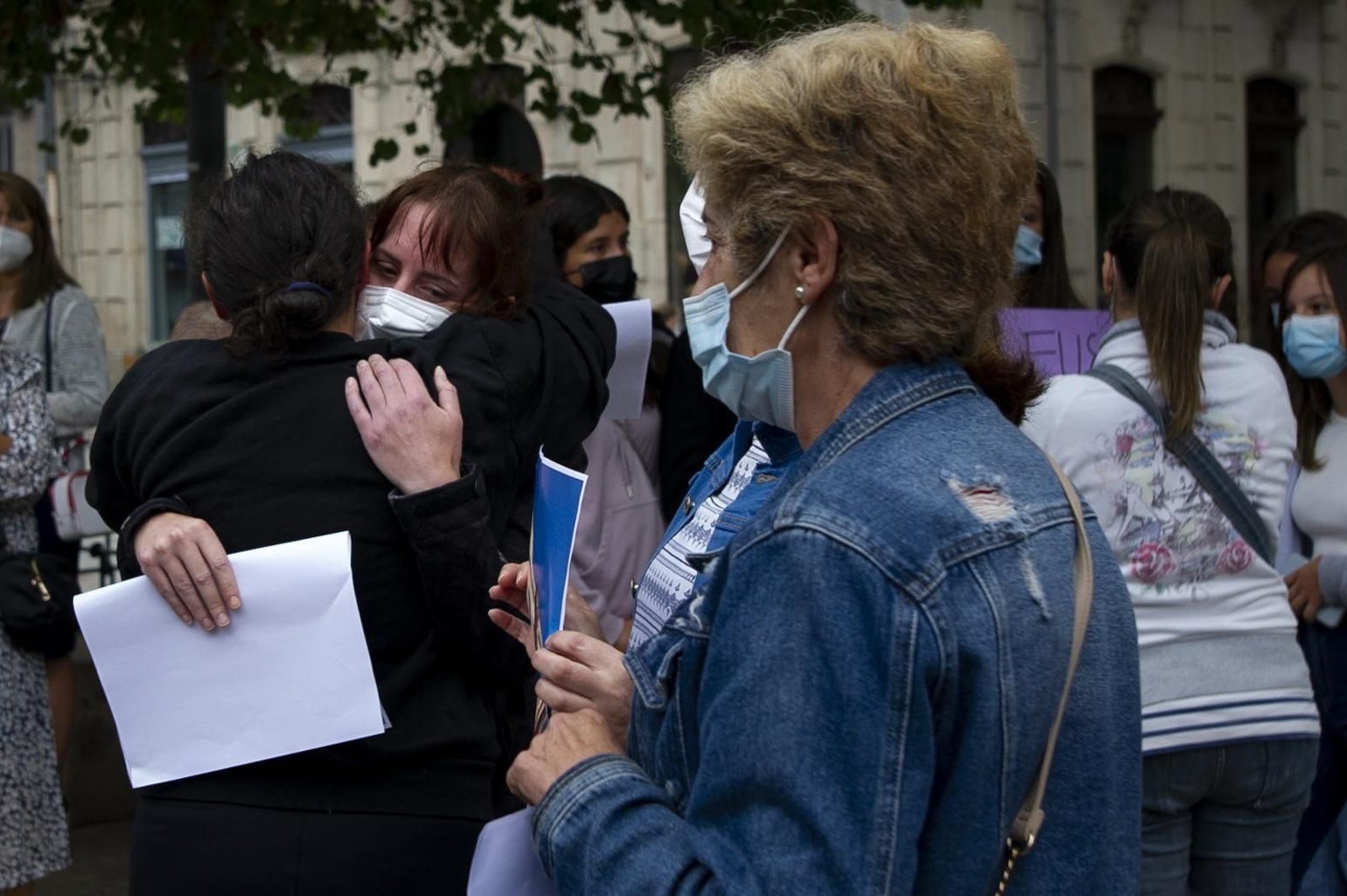 Concentración en la plaza mayor de Carballiño por el suceso del jueves por la tarde en la calle Astureses. (MARTIÑO PINAL)

Fotos Martiño Pinal