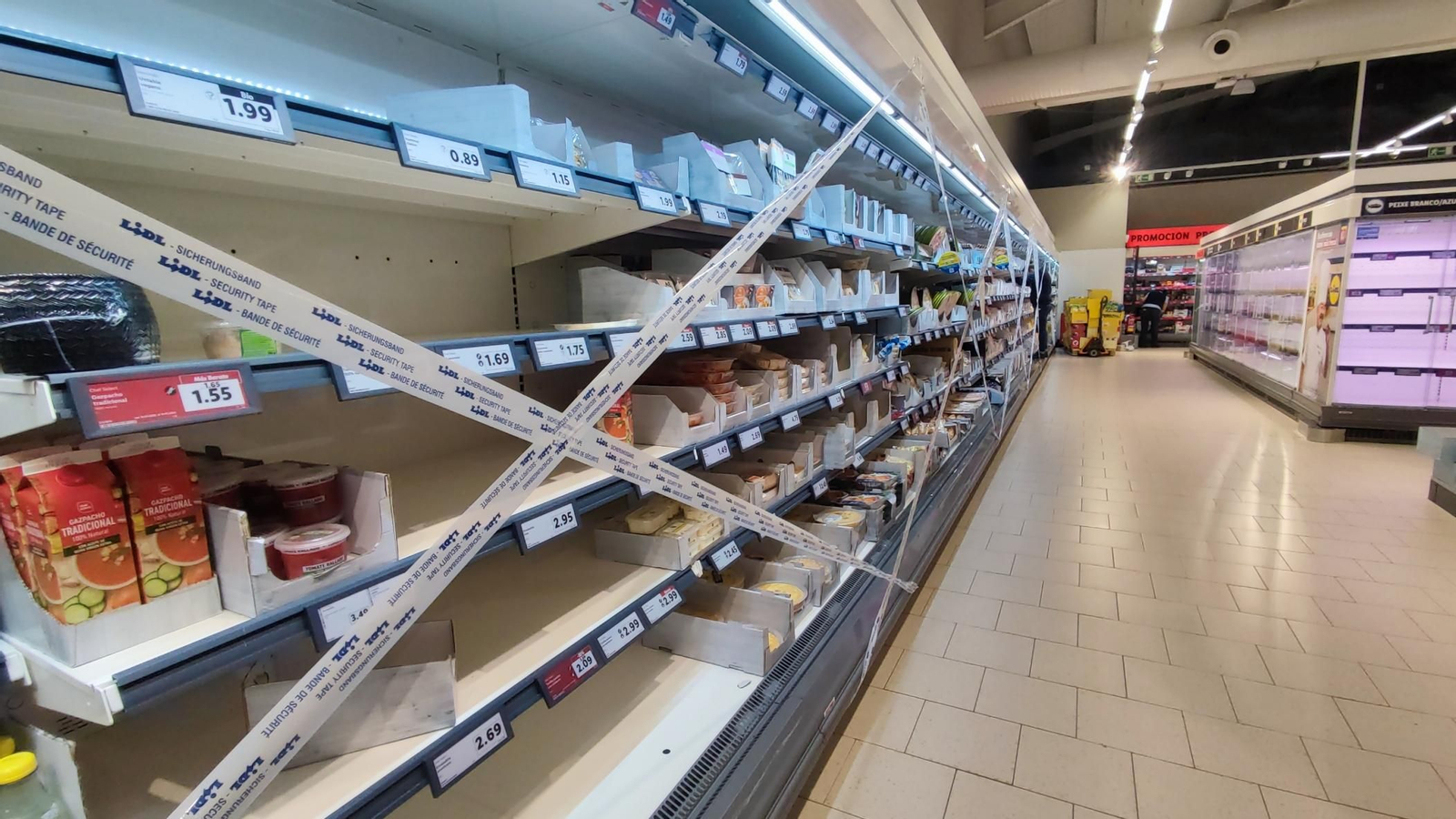 Varias cadenas resistieron con grupos electrógenos, pero ayer retiraron los productos de la cadena de frío.