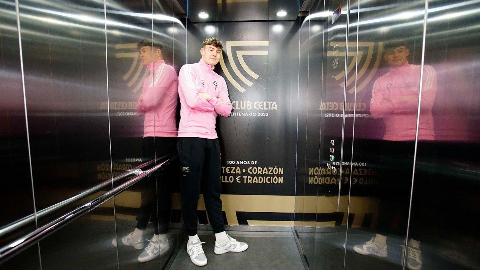 El delantero céltico Jorgen Strand Larsen, ayer, en la entrevista en la ciudad deportiva de Afouteza.