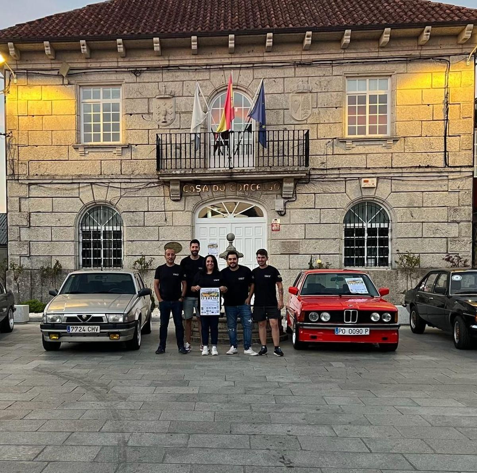 La alcaldesa, Susana Iglesias, con los organizadores de la concentración de clásicos.