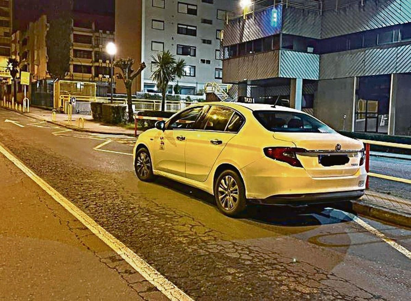 Taxi asaltado, delante de la Comisaría de la Policía Nacional.