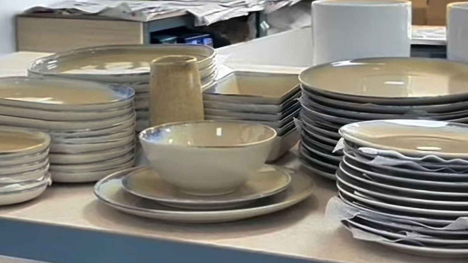 Algunos de los productos de cerámica que se venden en la tienda de Vigo que está de liquidación total por cierre.