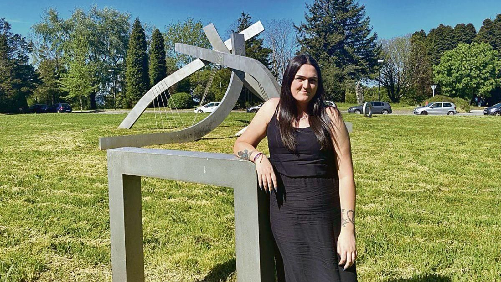 La investigadora de la Universidad de Vigo, Carla Míguez, en las afueras de la Facultad de Filología.