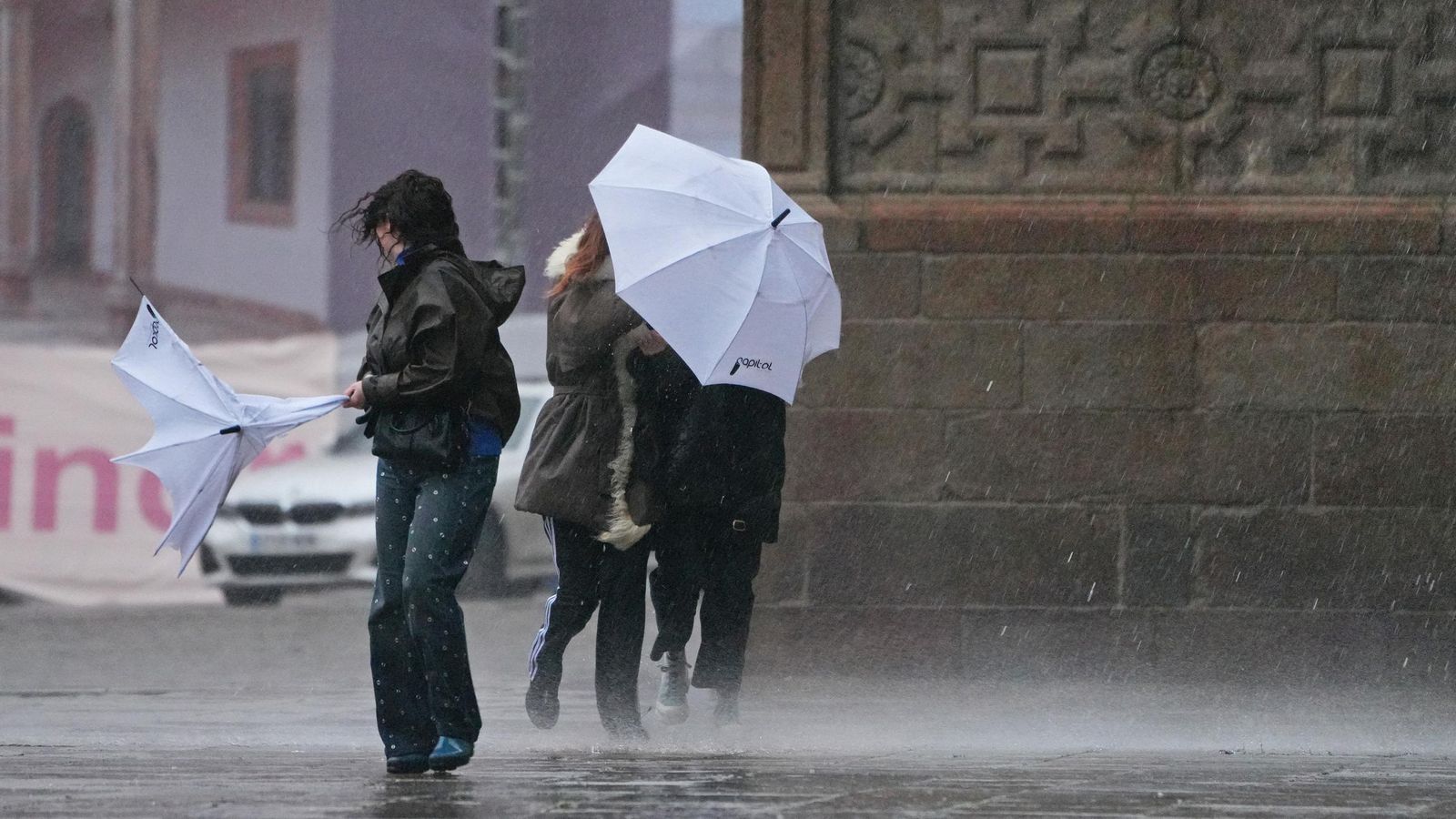 El 112 Galicia recibió durante la jornada más de 2.200 llamadas, muchas de ellas procedentes de zonas afectadas por lluvias persistentes. 