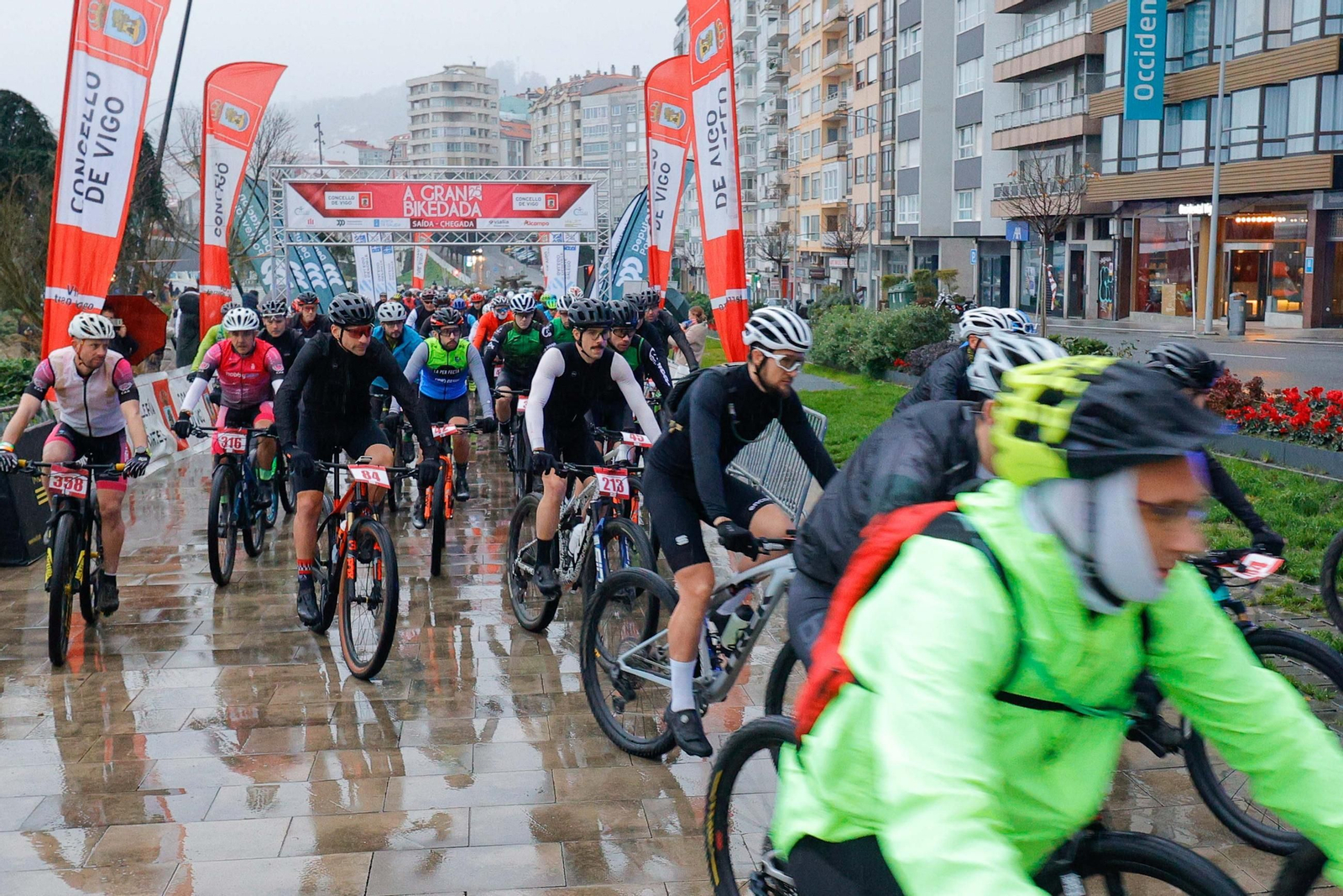 Galería | Decenas de ciclistas participan en la Gran Bikedada de Vigo