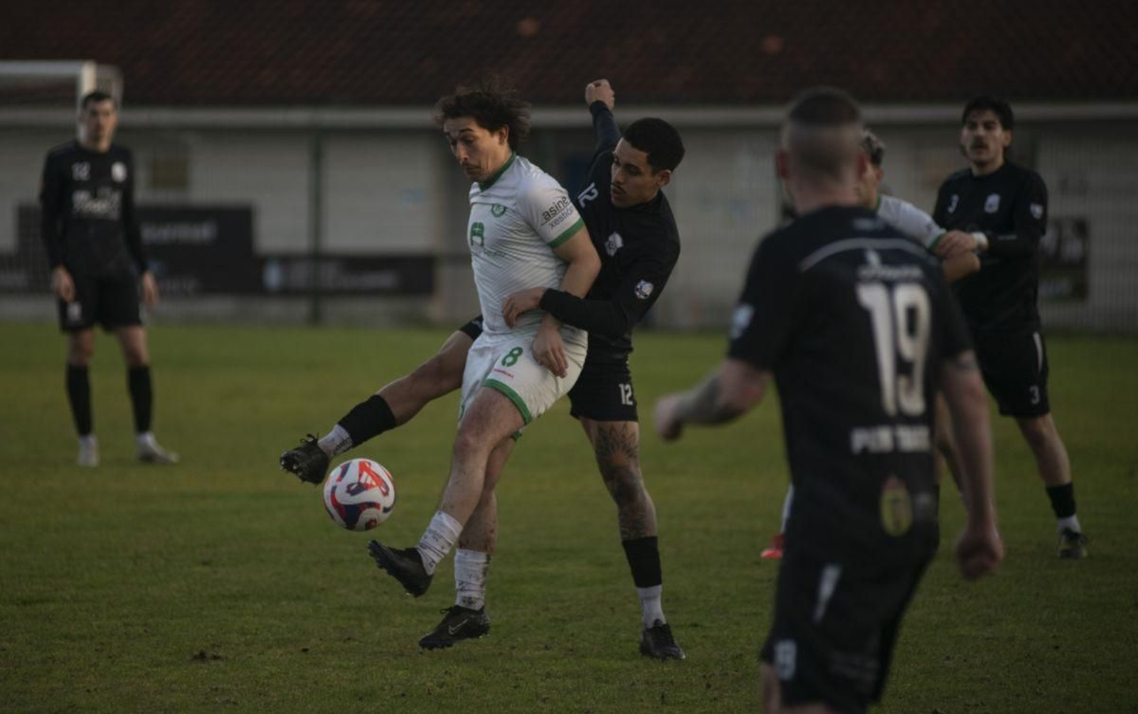 Isi, del Nogueira, intenta controlar el balón ante la presión de Luán, del Loñoá.