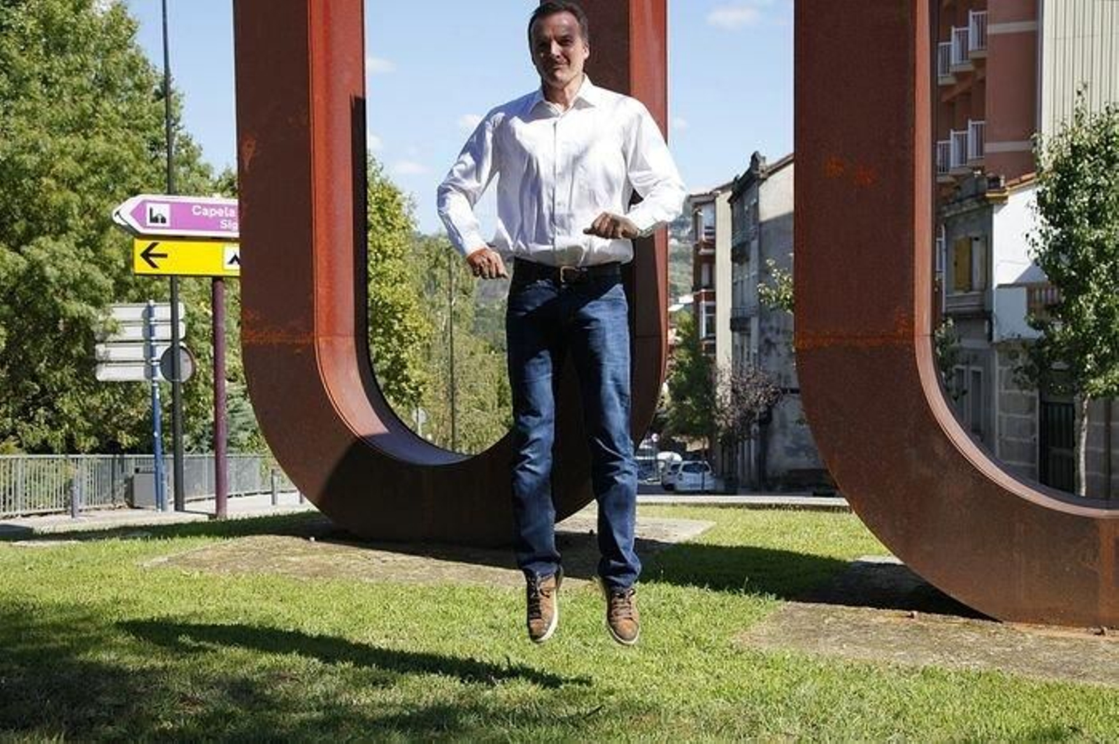 Carlos Vázquez/ 

Comedido y al centro/

 El cabeza de lista de Ciudadanos debuta en política y en campaña electoral. Carlos Vázquez cambia el uniforme de neurólogo por el traje de campaña. O le falta sacudirse la timidez del novato o intenta escenificar que es un hombre de centro con un brinco comedido para no perder el equilibrio.