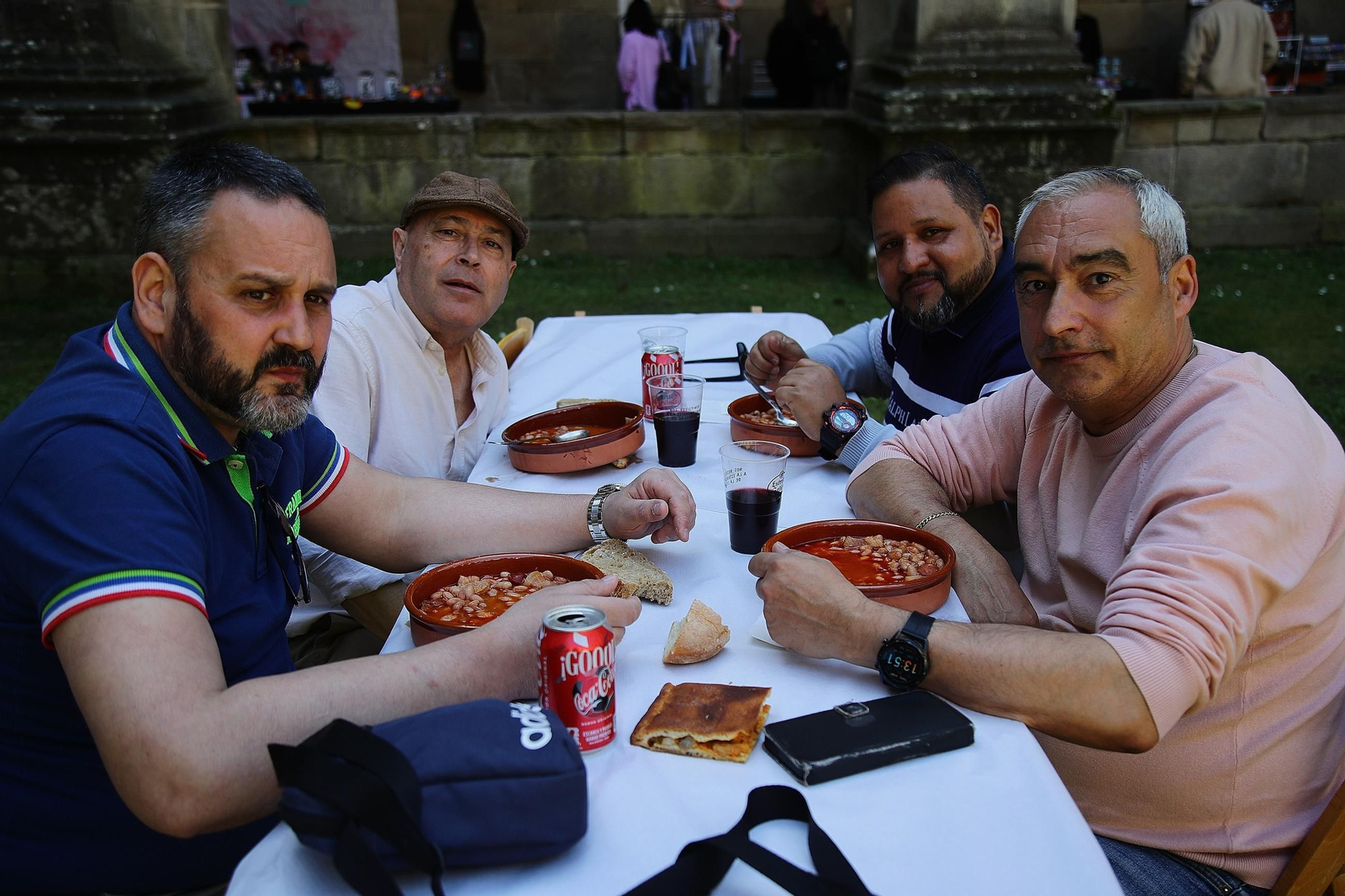 José, José, José y Manuel disfrutan del buen tiempo y las fabas.