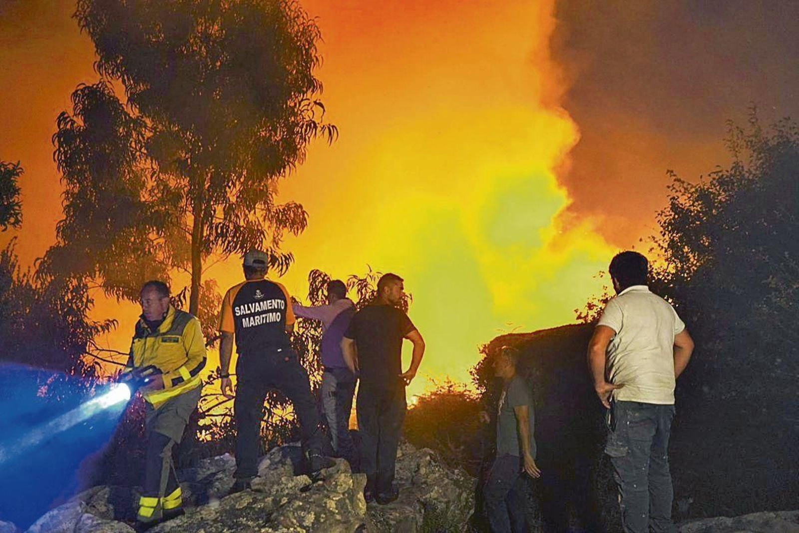 Varias personas tratan de extinguir el fuego, en Ponteceso.