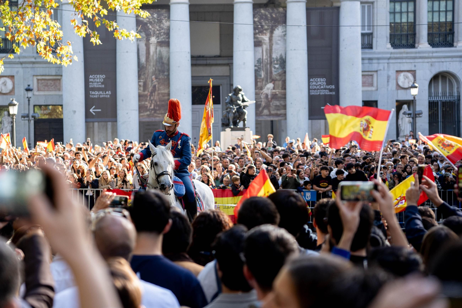 EuropaPress_7840735_varias_personas_disfrutan_desfile_acto_solemne_homenaje_bandera_nacional