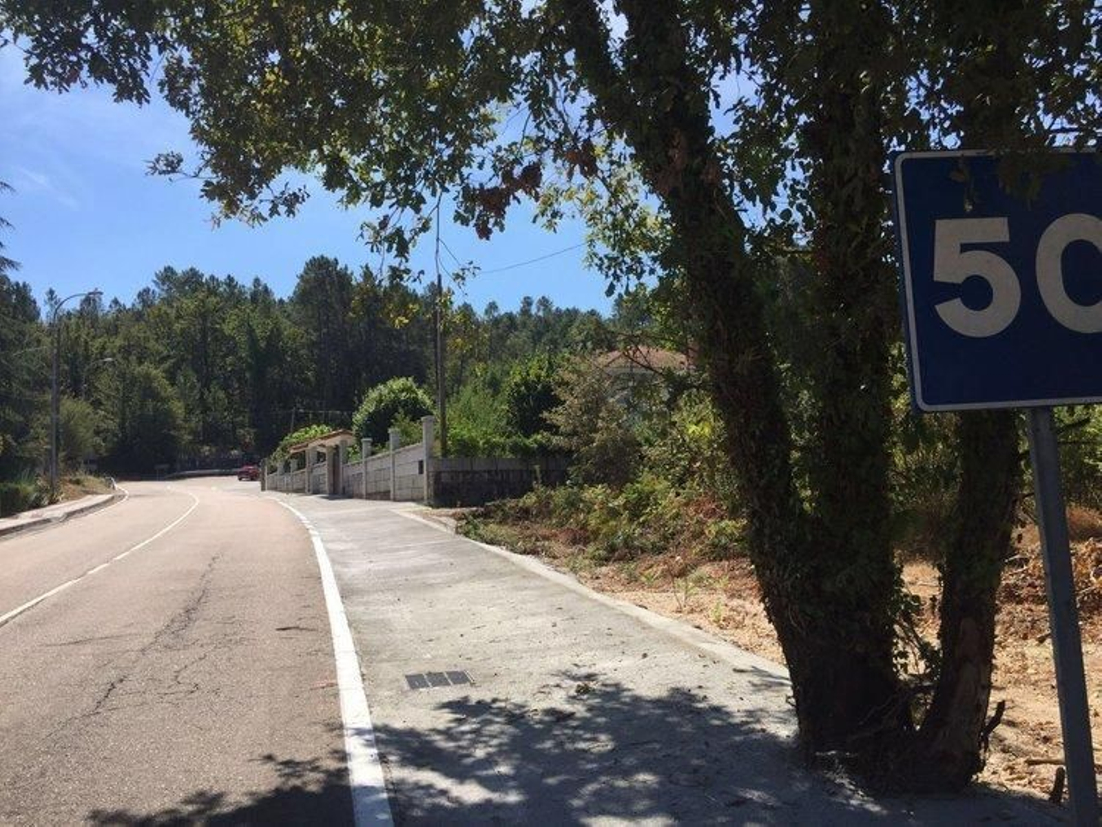 La carretera OU-312 a la salida de Lobios en dirección a la parroquia de Riocaldo.