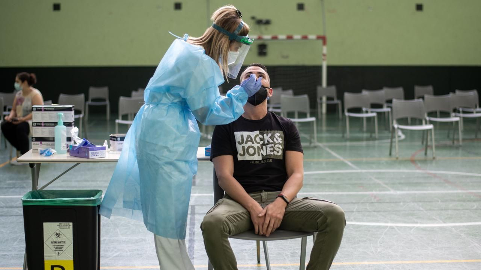 Una enfermera realiza una PCR a un joven, en el Espazo Xove de la ciudad. ÓSCAR PINAL