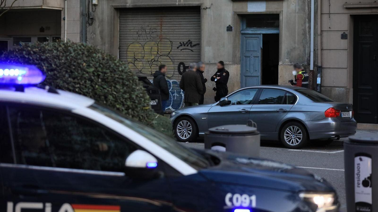 Efectivos de la Policía Nacional frente al edificio donde se encontró a una persona muerta en el centro de Ourense
