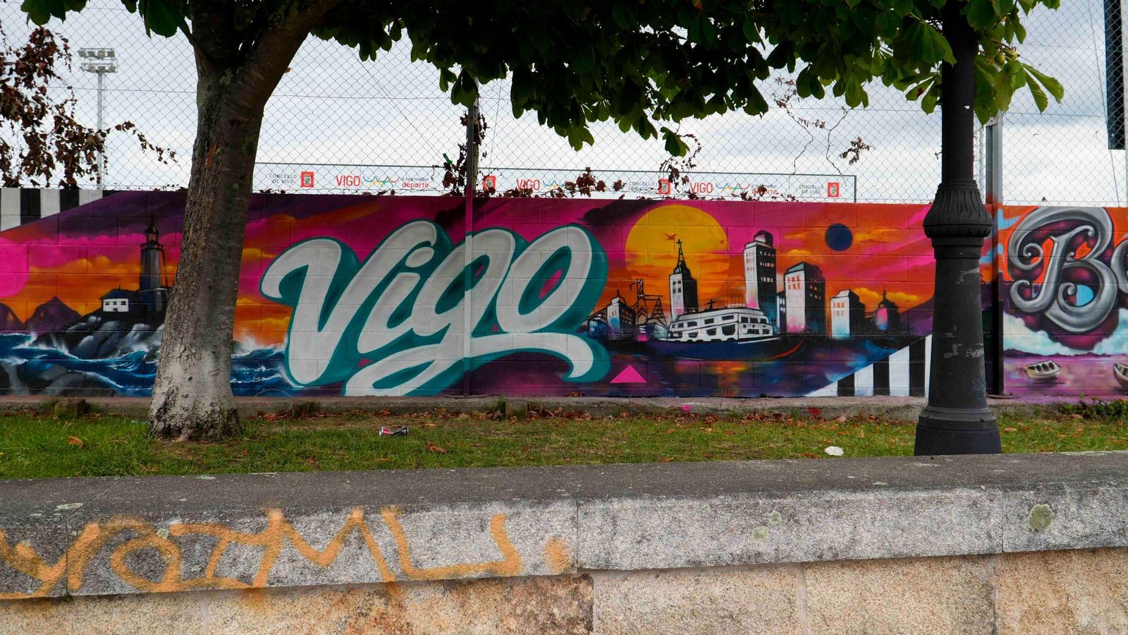 Los diez artistas de la Liga Nacional del Graffiti intervinieron en total cien metros lineales de uno de los muros del estadio de fútbol Baltasar Pujales.