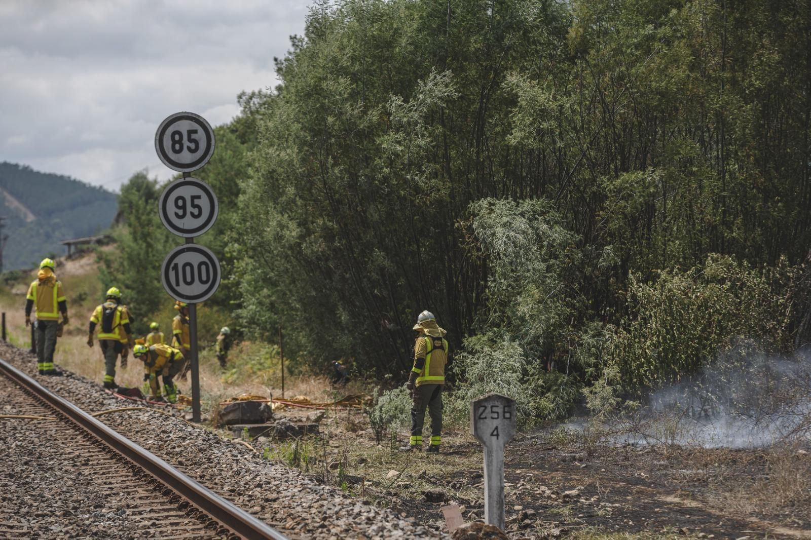 Galería | Los bomberos búlgaros trabajan en la extinción del incendio forestal de Untes, en fotos
