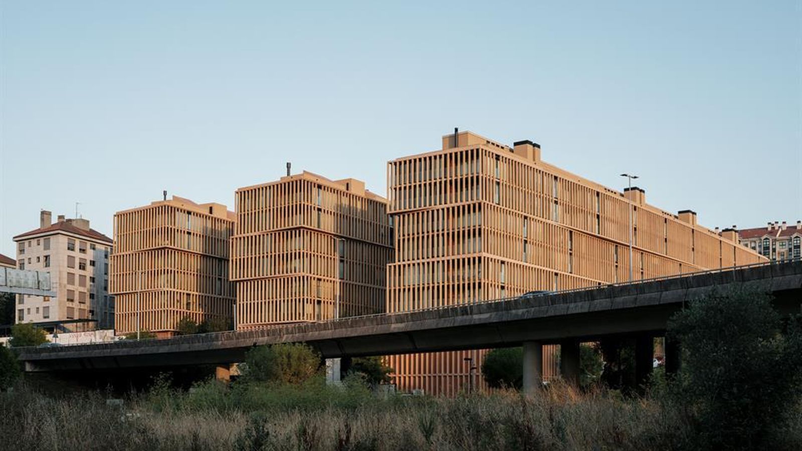 Tres edificios de vivienda. (FOTO:COAG)