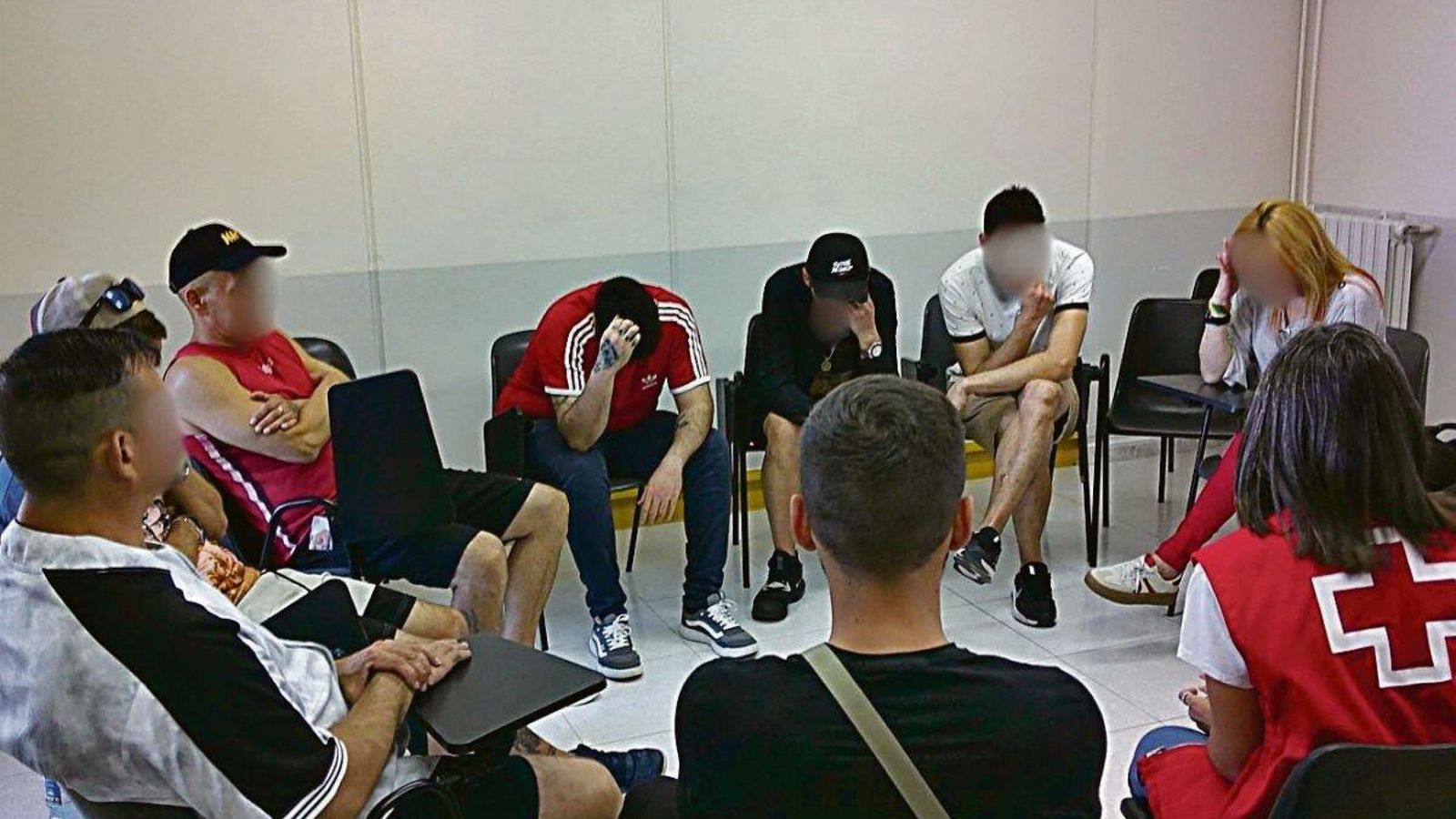 Una sesión de terapia grupal llevada por Cruz Roja.