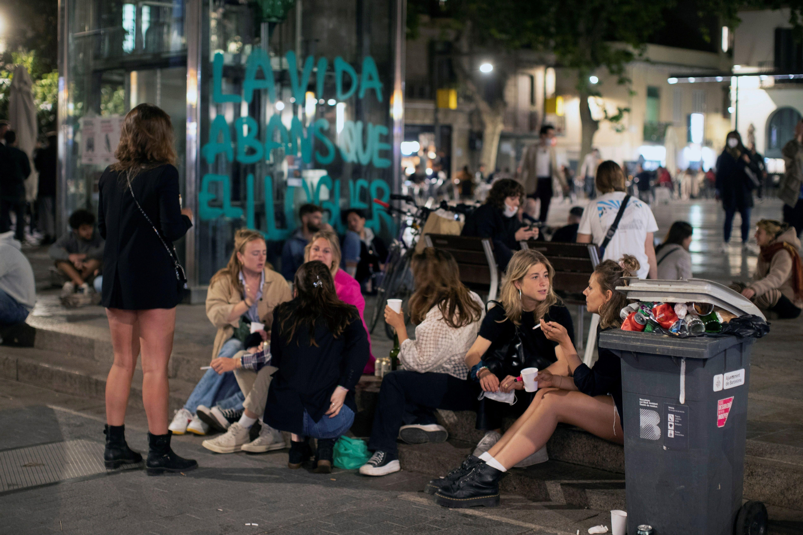 Un grupo de jóvenes realizando un botellón en Barcelona.