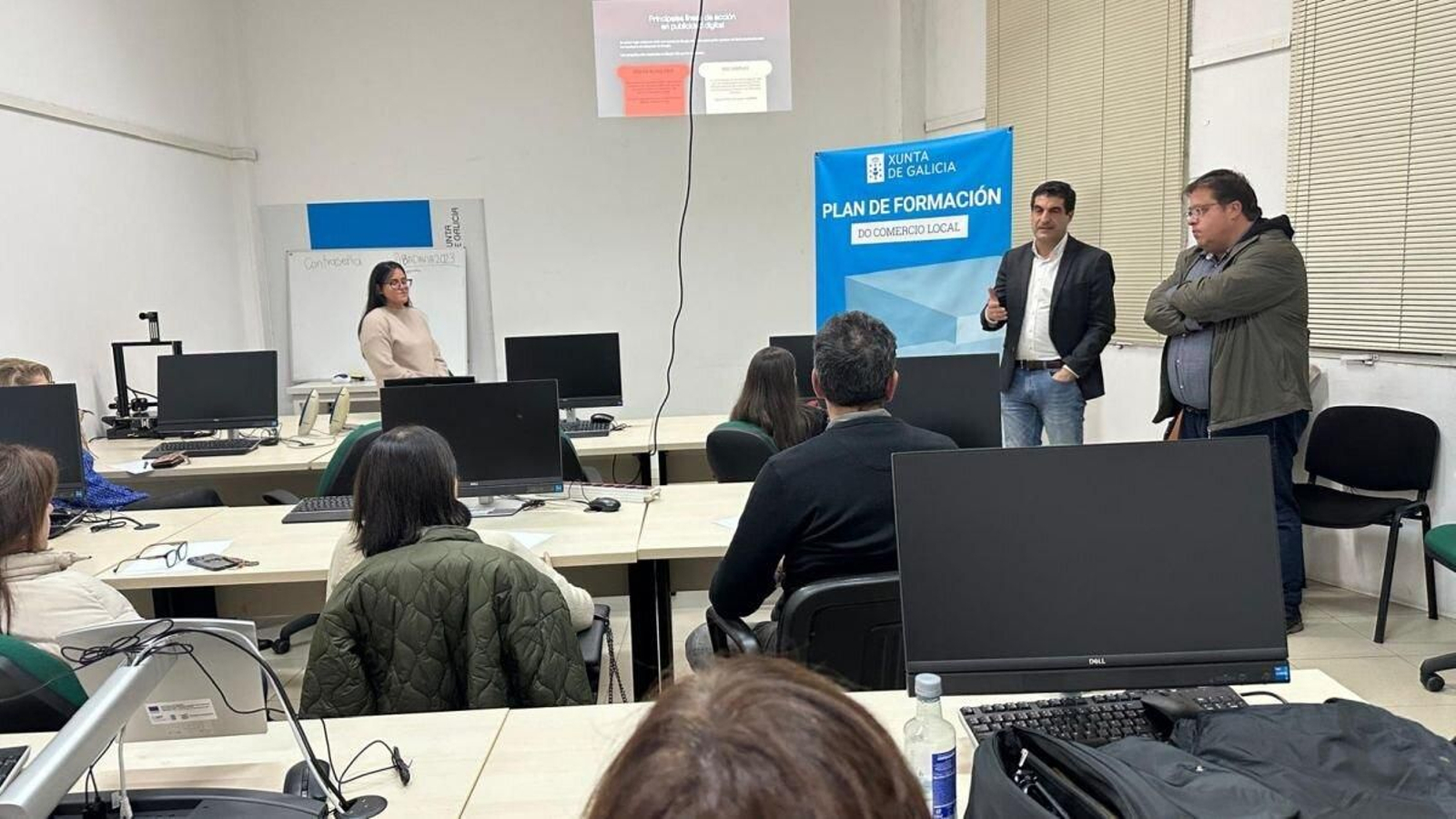 El director xeral de Comercio en su visita al curso de escaparatismo.