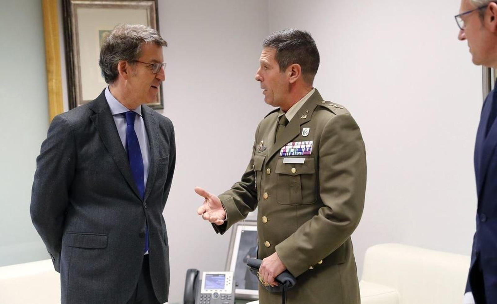 Feijóo, ayer con el general jefe de la Brilat, Luis Cortés.