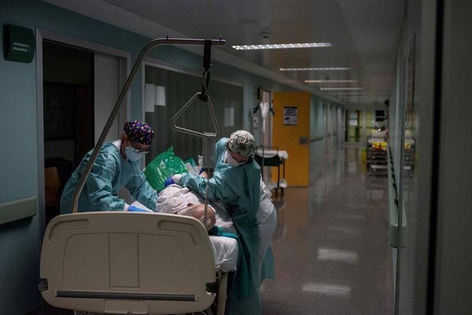 Los sanitarios por el pasillo del CHUO trasladando a un paciente recuperado a planta para darle próximamente el alta.
EFE/ Brais Lorenzo