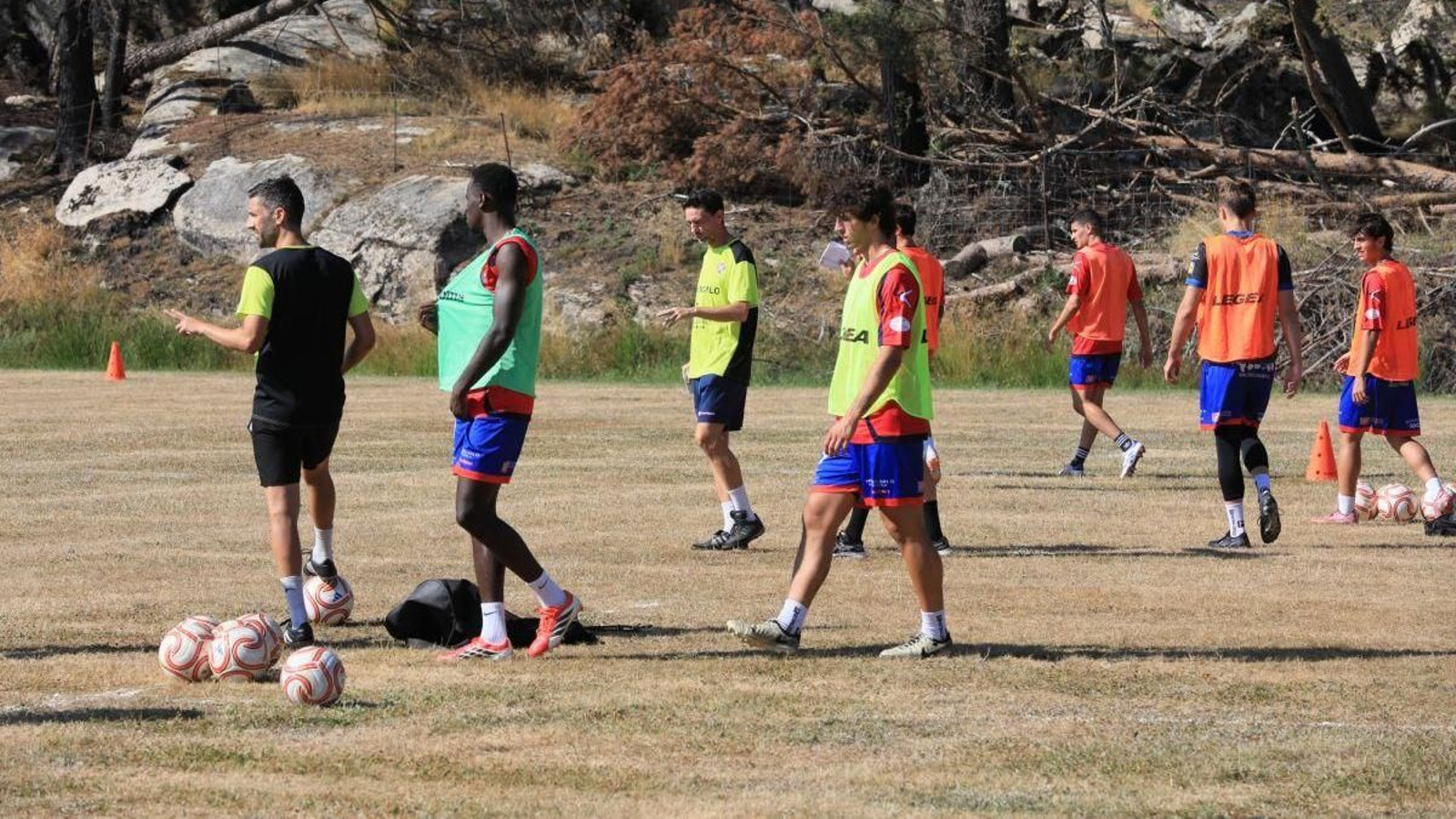 Entrenamiento del CD Barco en el campo de fútbol de la estación de montaña de Manzaneda con el técnico del equipo, Agustín Ruiz, en el centro.