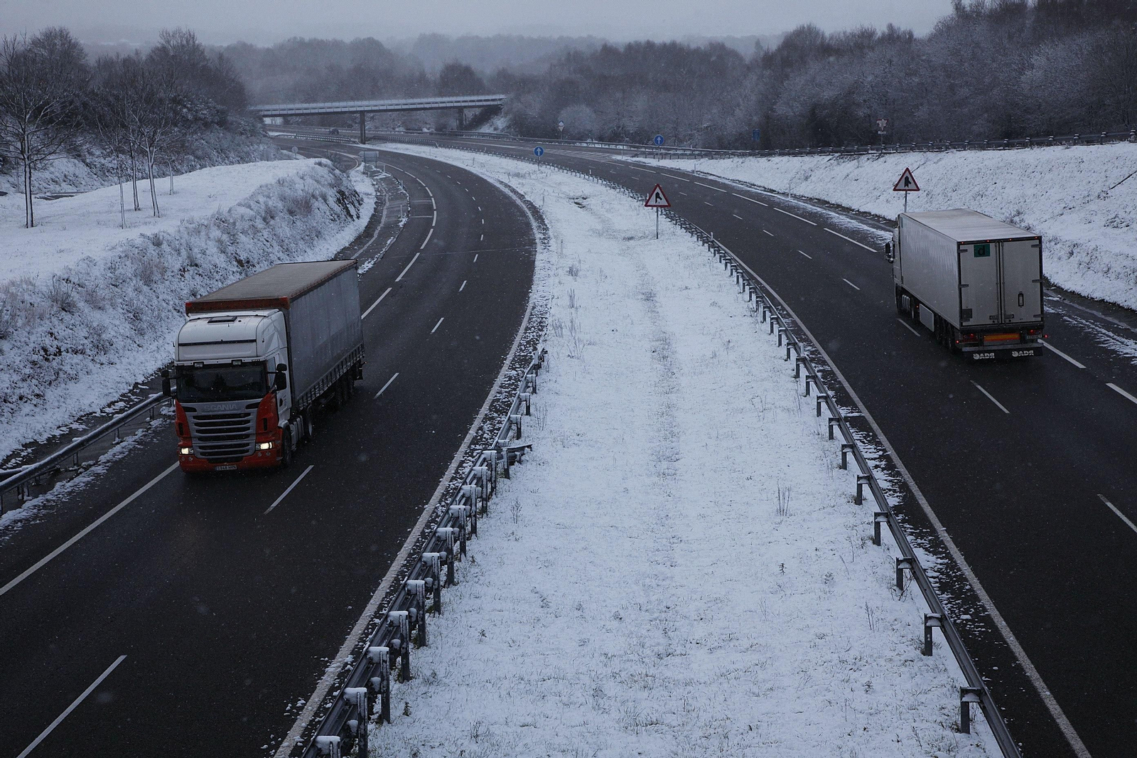 Camiones atravesando la A-52, entre las localidades de Sandiás y Xinzo de Limia.