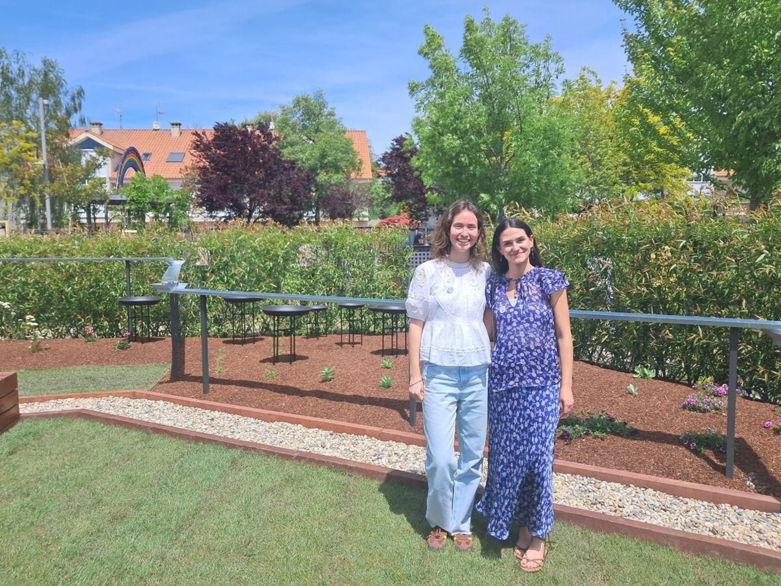 Isabel Gutiérrez García e Lucía González Garrido co seu xardín.