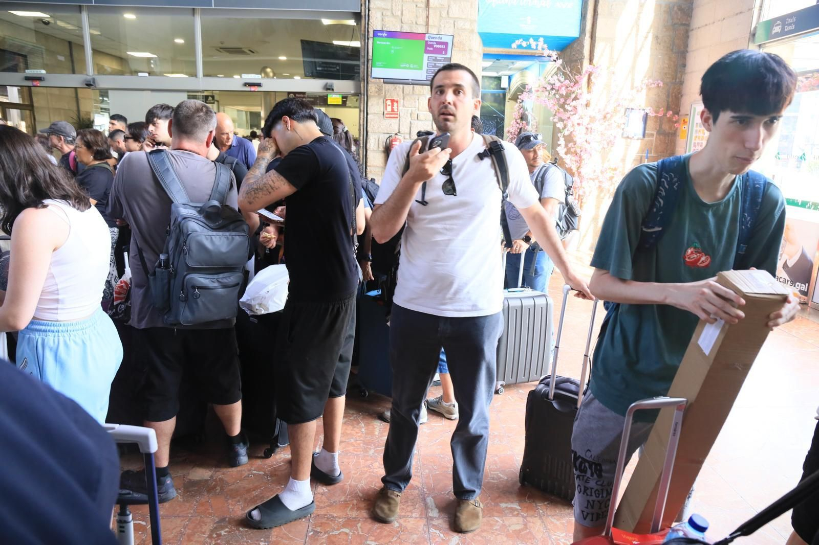 Galería | Viajeros tirados en la estación de Ourense tras horas de retraso por una avería en el AVE